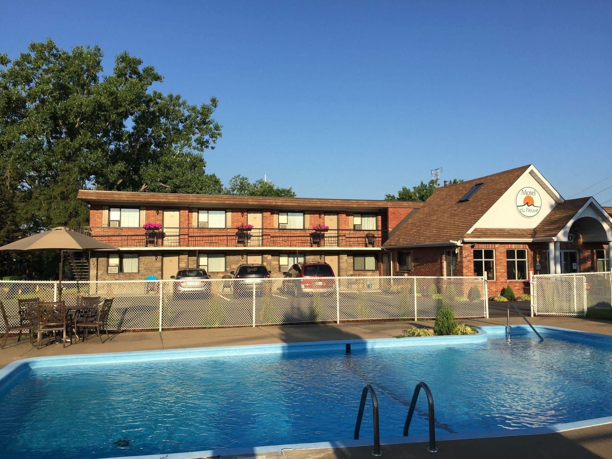 Motel Du Fleuve Броссар Экстерьер фото